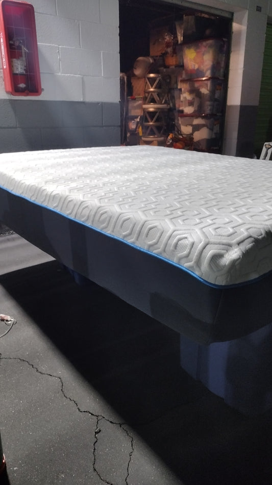 Sensor Pedic 12" Full Size Mattress Pre Owned Fair / Good Condition Foam Mattress