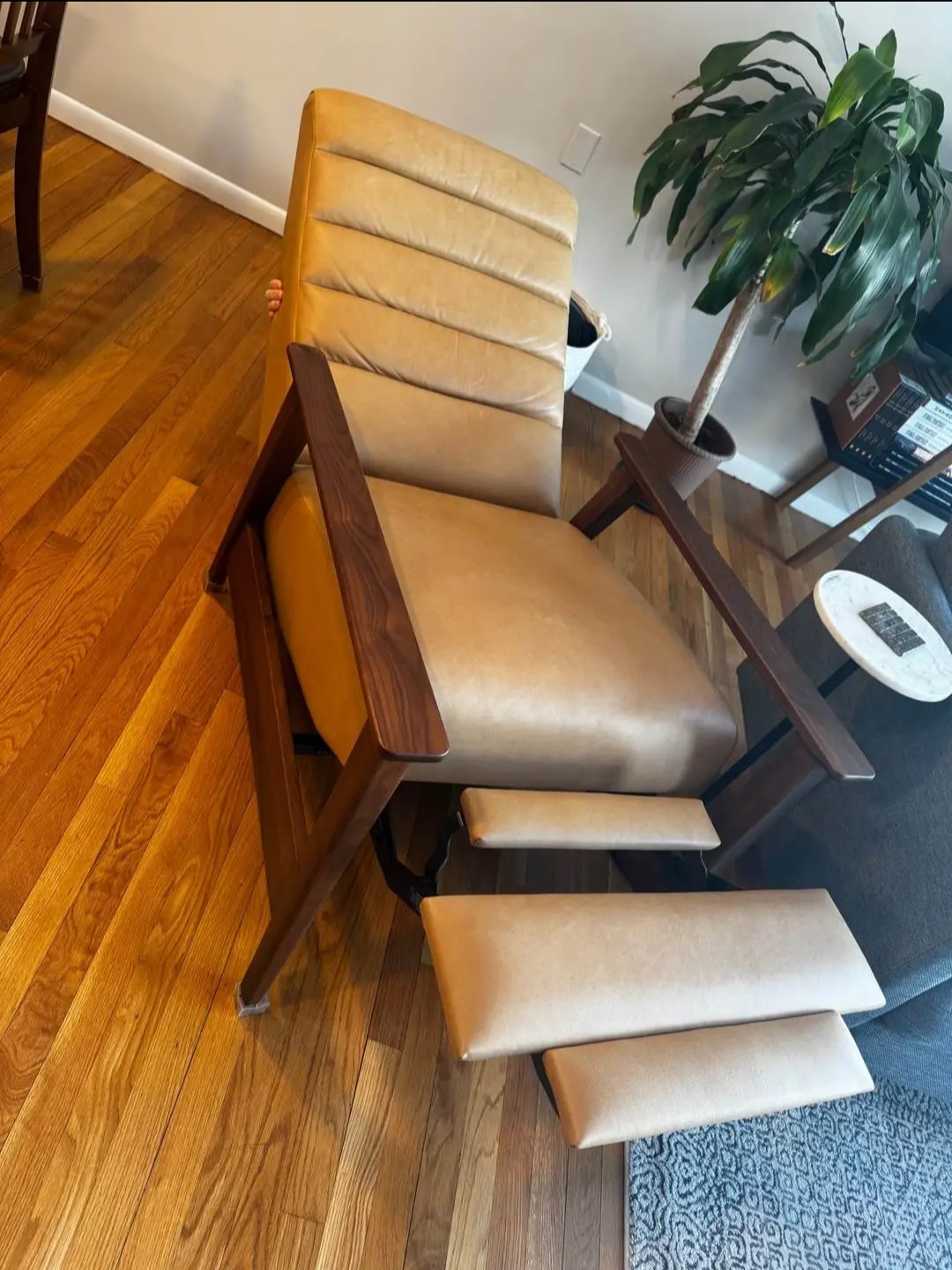 Ellow Charme Tan Recliner