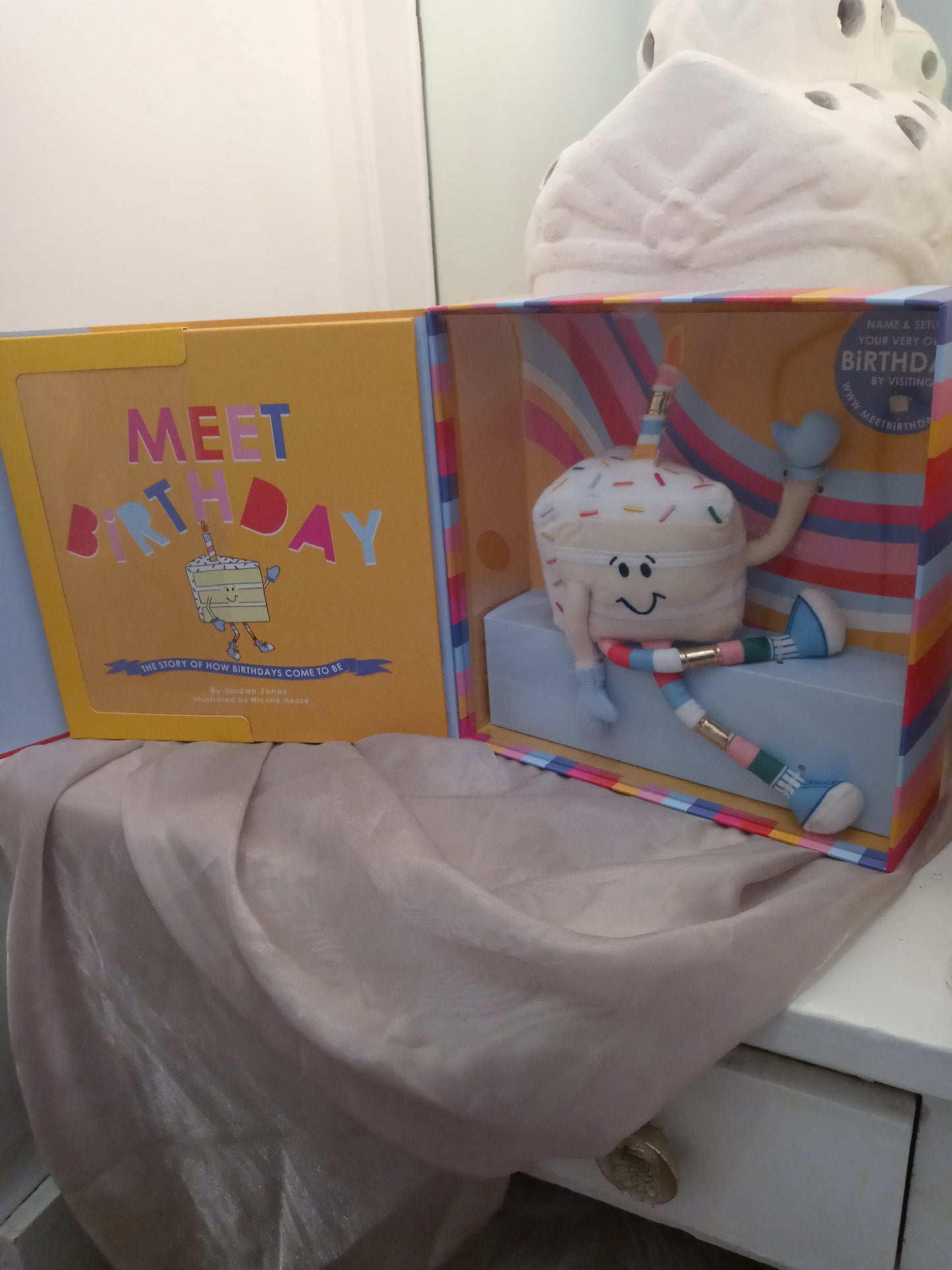 MEET BiRTHDAY : A STORY of HOW BiRTHDAYS COME to BE by Jordan Jones (2021,....