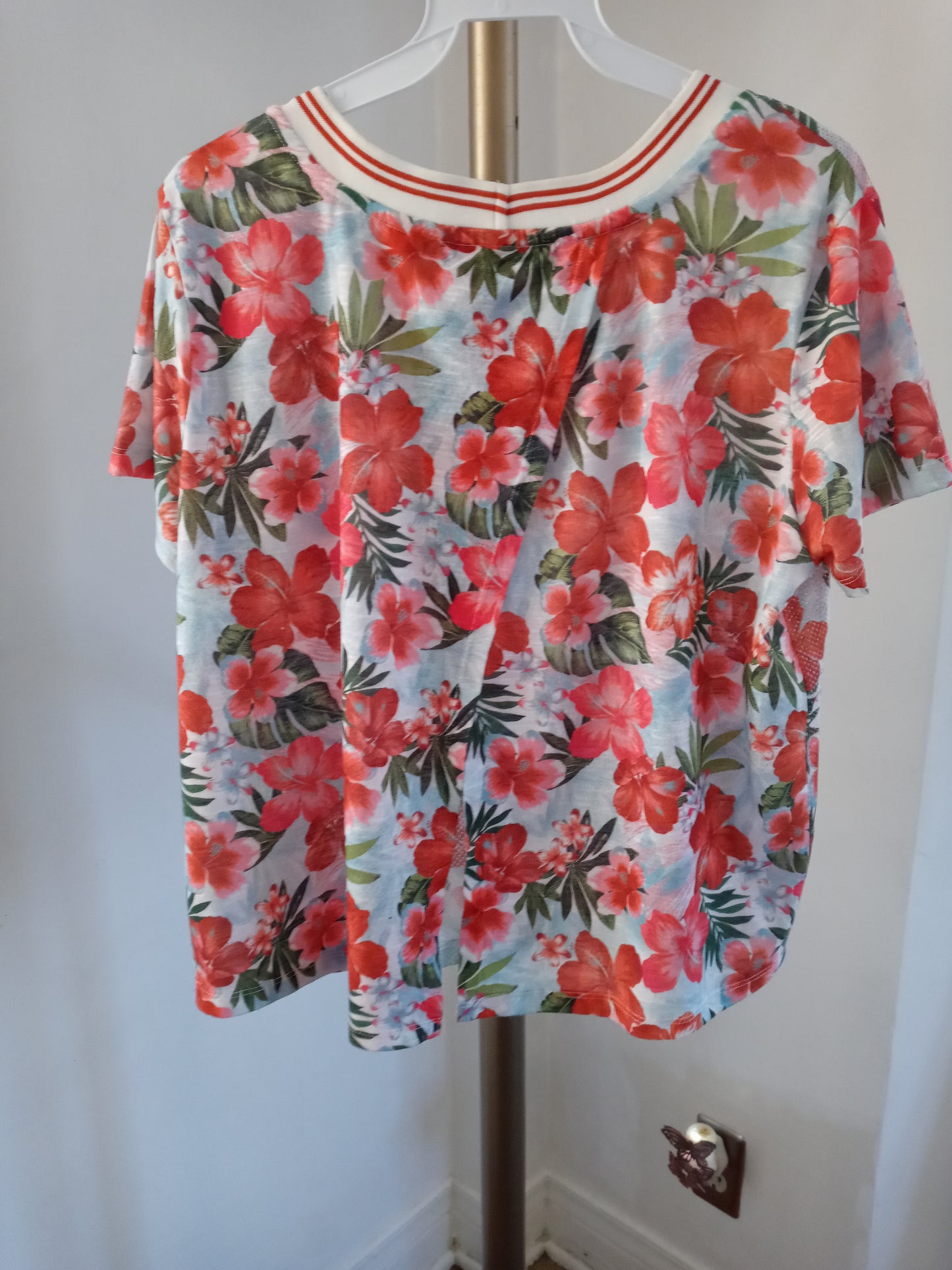 Almost Famous Women's Top With Split In The Back - Size XL -
