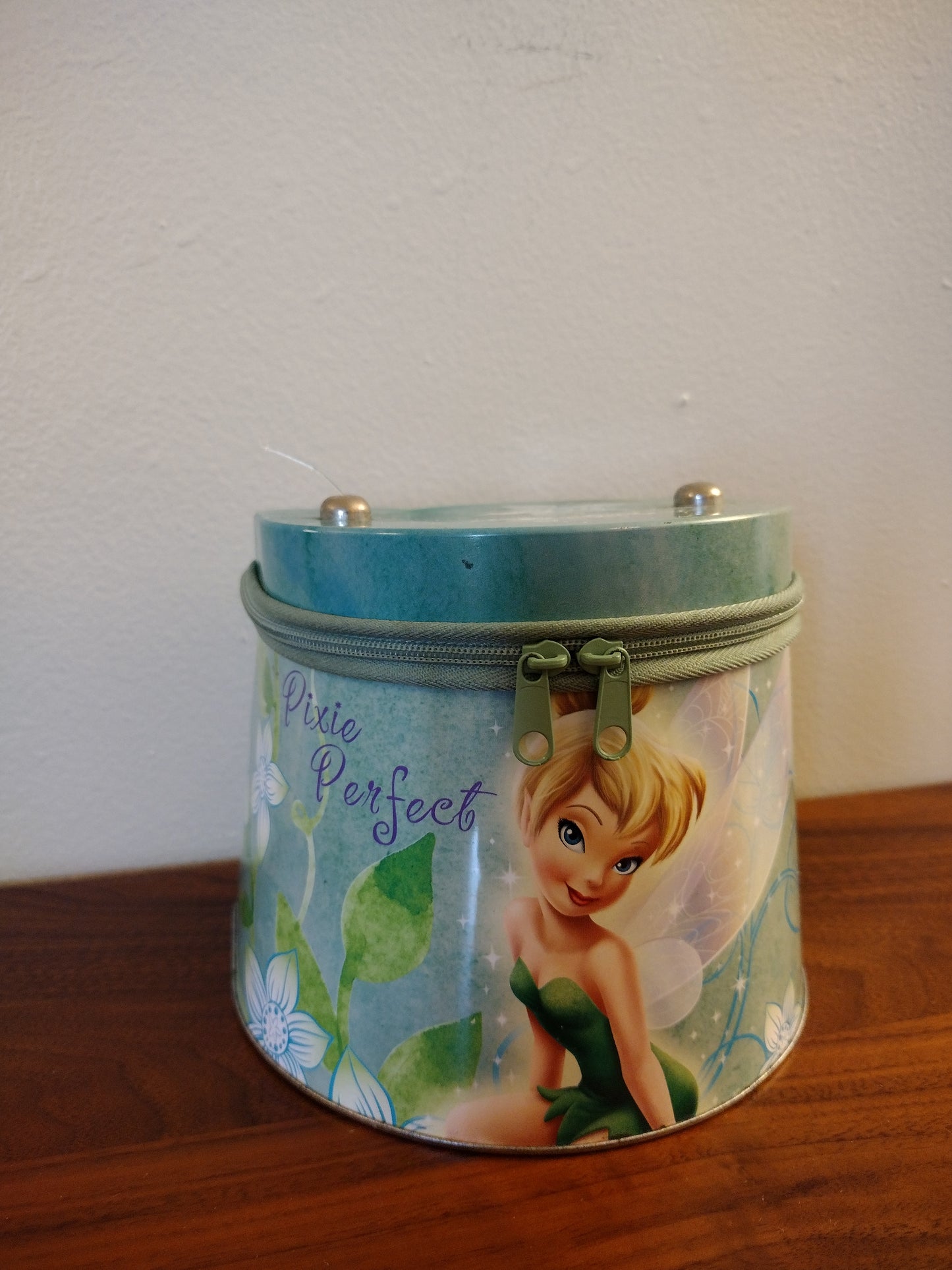 Tinker Bell Pixie Perfect Tin Purse 👜 Memorabilia - Zipper Enclosure - Green/ White Multi Color