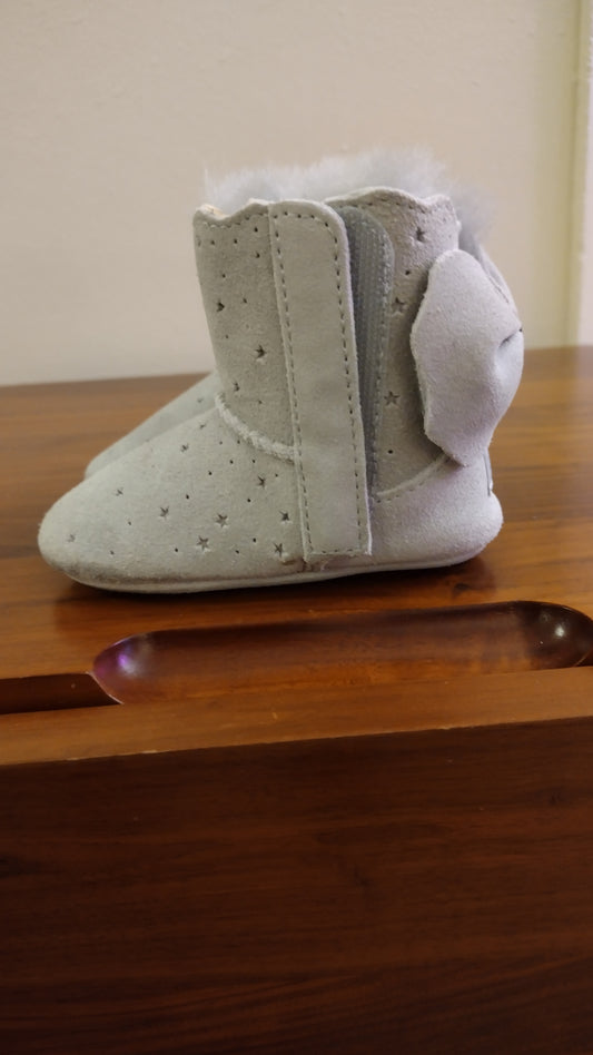 UGG Jesse Bow II Starry Lite Bootie & Color Way : Light Grey & Kids Size : 2 / 3