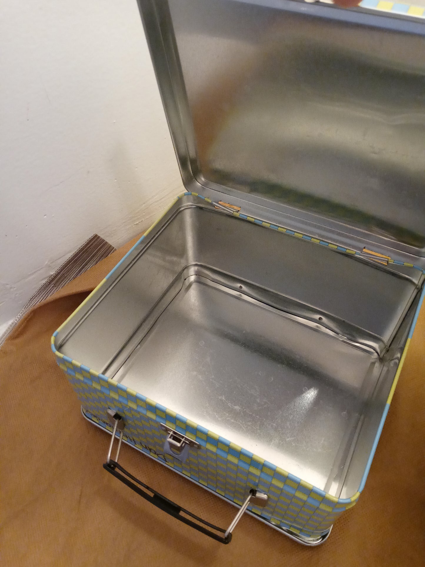 El Chavo Del Ocho lunch box "Toma Leche" El chavo Lonchera Tin.<br data-mce-fragment="1">